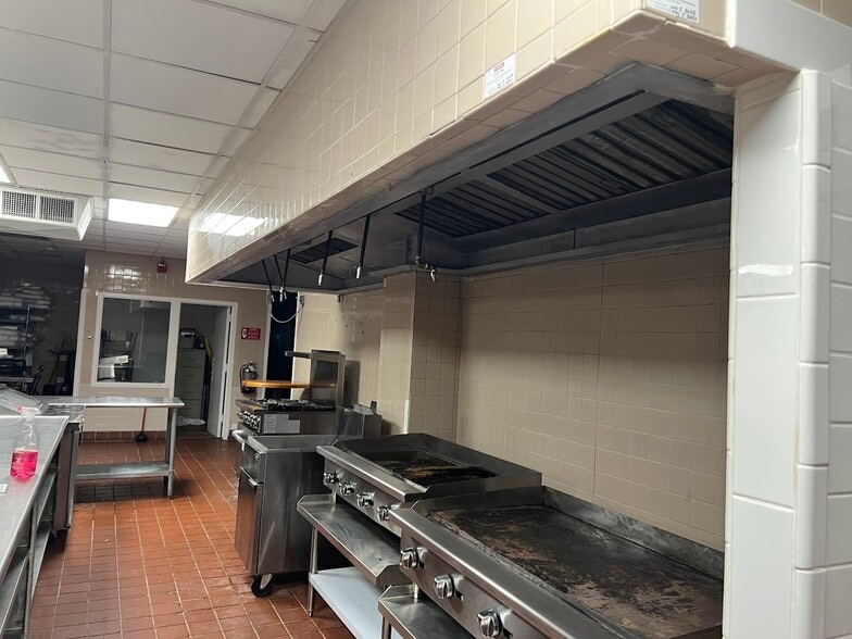 148 NW 167th St, Miami, FL for lease - Building Photo - Image 3 of 16
