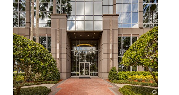 610 Crescent Executive Ct, Lake Mary, FL à louer - Photo du bâtiment - Image 2 de 4
