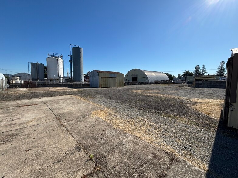 885 NW Dunbar Ave, Troutdale, OR à louer - Photo du bâtiment - Image 2 de 5