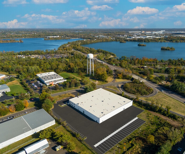 1 Newbold Rd, Fairless Hills, PA à louer - Photo du bâtiment - Image 3 de 6