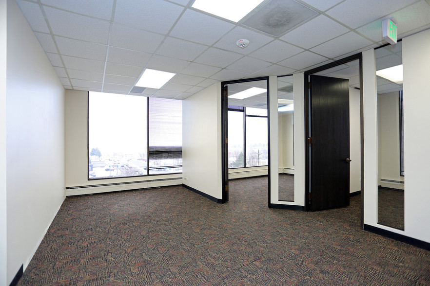 5601 S Broadway, Littleton, CO for lease - Interior Photo - Image 3 of 11
