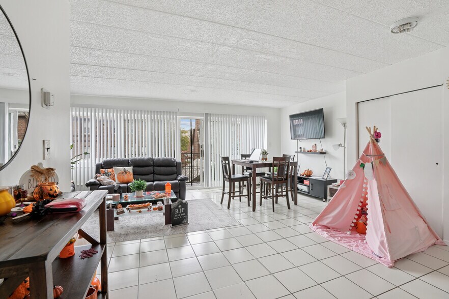 3523 86th St, Jackson Heights, NY à vendre - Photo du bâtiment - Image 2 de 14