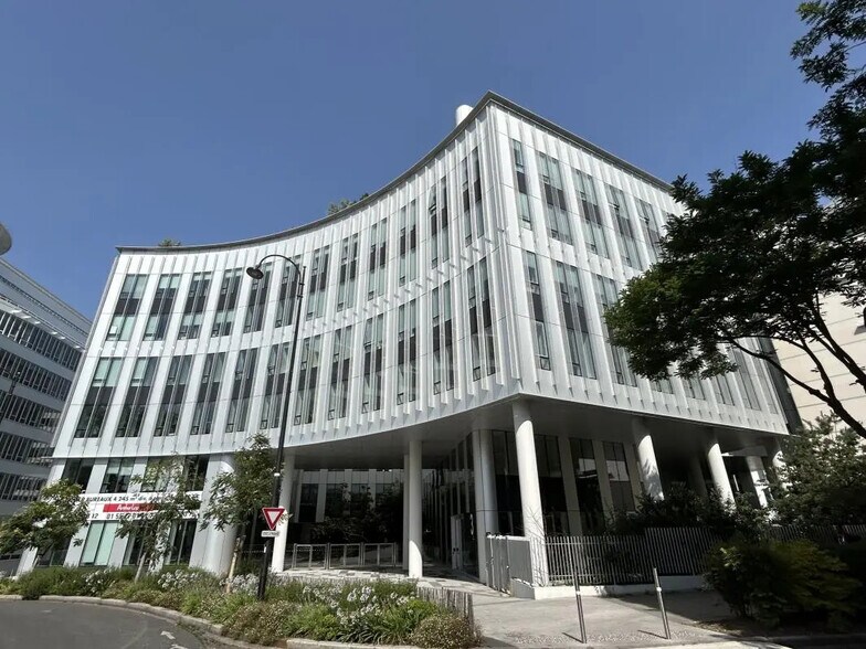 3 Place Renault, Rueil-Malmaison for lease - Building Photo - Image 1 of 11