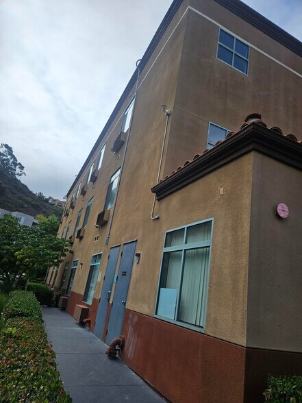 631 Camino del Rio S, San Diego, CA à vendre - Photo du bâtiment - Image 1 de 14