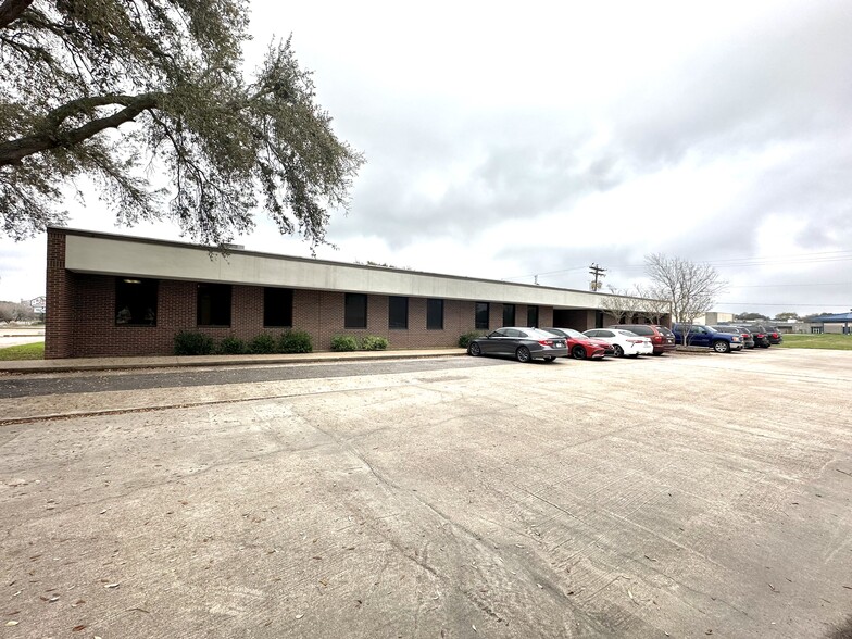 1216 N Velasco St, Angleton, TX for lease - Building Photo - Image 3 of 5