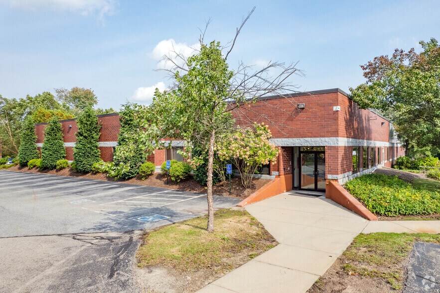 4 Blackstone Valley Pl, Lincoln, RI à vendre - Photo du bâtiment - Image 3 de 8