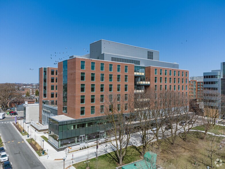 1051 Queen St W, Toronto, ON à louer - Photo du bâtiment - Image 3 de 3