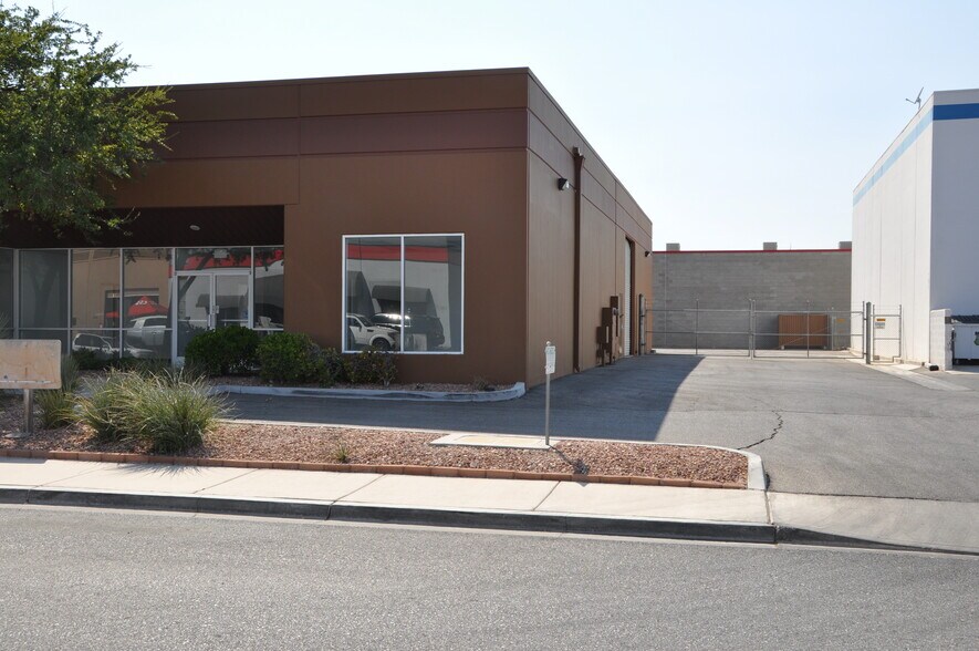 5455 Desert Point Dr, Las Vegas, NV à vendre - Photo du bâtiment - Image 2 de 10