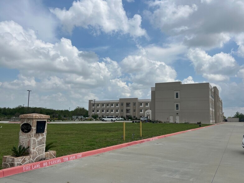 6913 Pavilion Dr, Houston, TX à louer - Photo du bâtiment - Image 3 de 8
