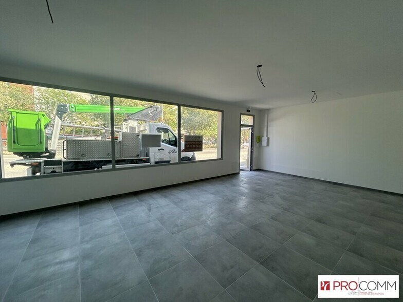 Retail in Bollene for lease - Interior Photo - Image 1 of 3