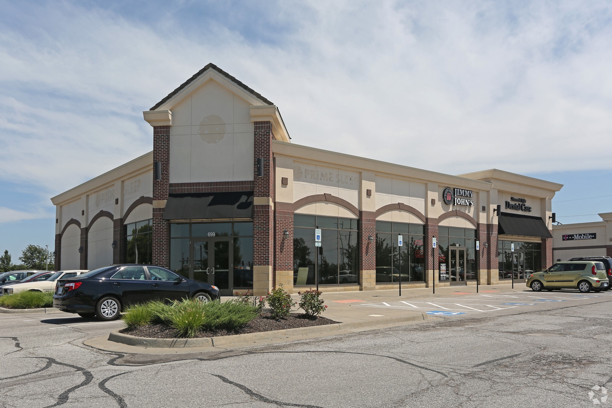 670-699 NW Blue Pky, Lee's Summit, MO for lease Primary Photo- Image 1 of 7