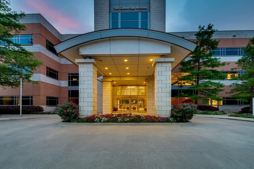 7115 Greenville Ave, Dallas, TX à louer - Photo du bâtiment - Image 2 de 8