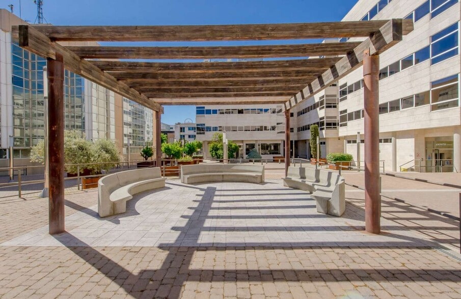 Calle de Julián Camarillo, 29, Madrid, Madrid for lease - Building Photo - Image 2 of 4