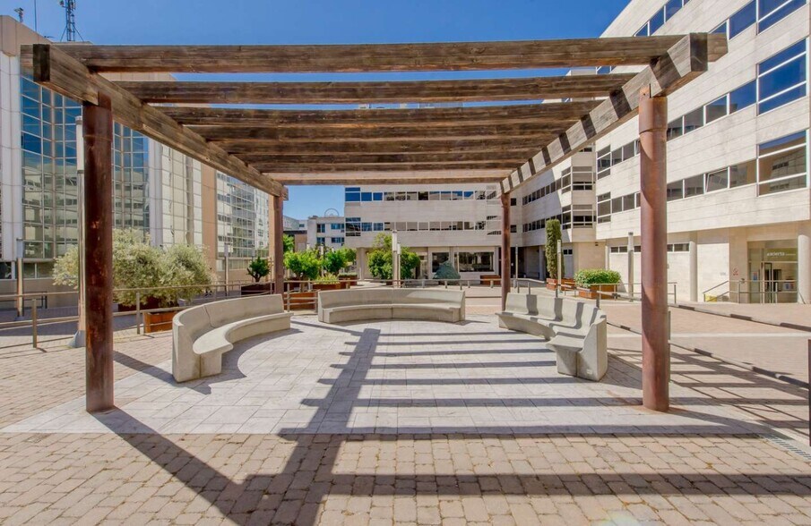 Calle de Julián Camarillo, 29, Madrid, Madrid à louer - Photo du bâtiment - Image 3 de 6