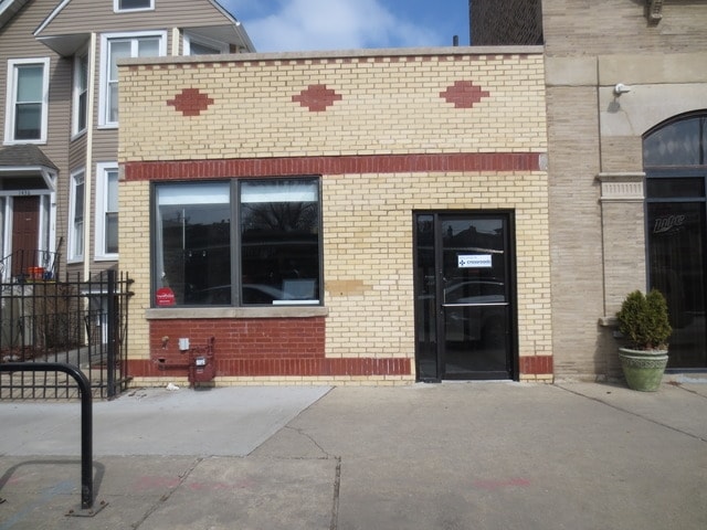 1434 W Montrose Ave, Chicago, IL for lease - Primary Photo - Image 1 of 42
