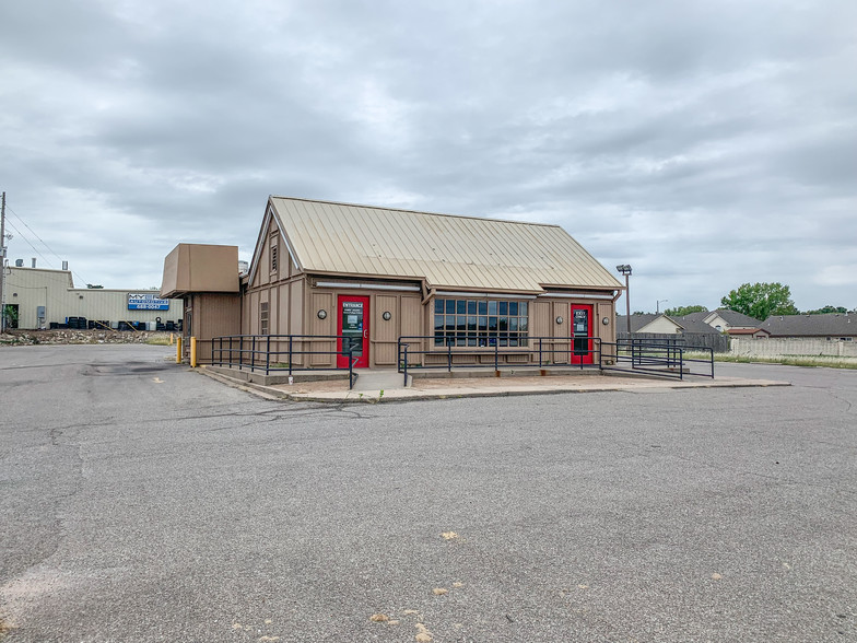 6121 E 21st St, Wichita, KS à vendre - Photo du bâtiment - Image 1 de 1