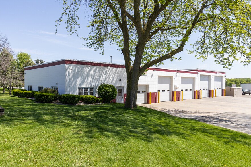 215 Deerfield Rd, Marshall, WI à louer - Photo du bâtiment - Image 2 de 5