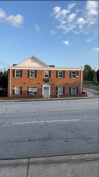 365-371 E Saint John St, Spartanburg, SC for lease - Building Photo - Image 1 of 3