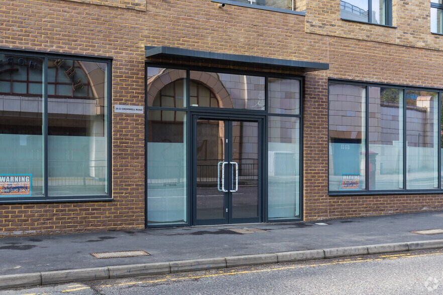 16-22 Cromwell Rd, Redhill à louer - Photo du bâtiment - Image 1 de 4