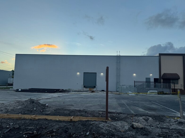 4500-4600 NW 135th St, Miami, FL à louer - Photo du bâtiment - Image 3 de 3