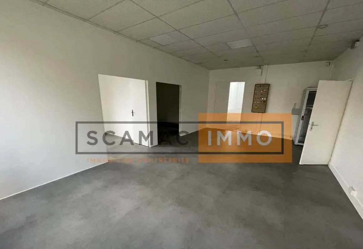 Flex in Emerainville for lease Interior Photo- Image 1 of 9