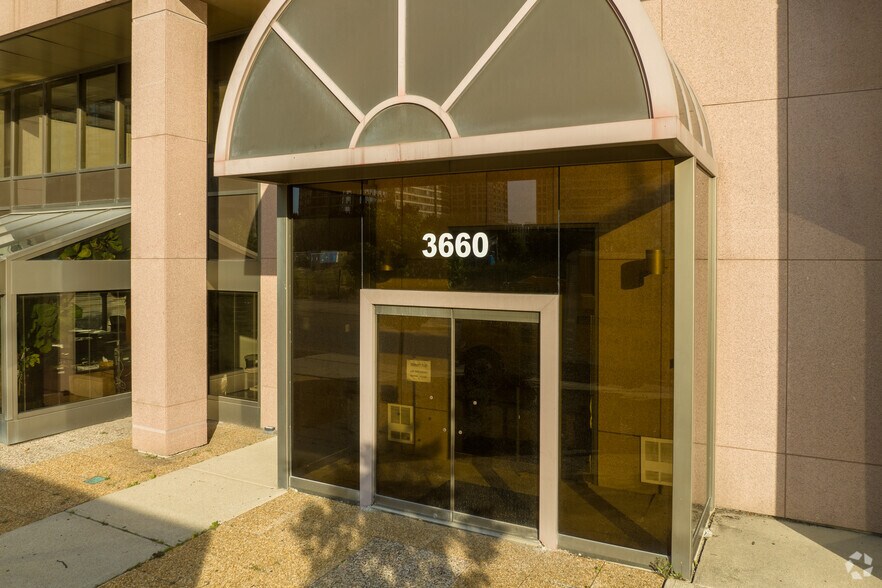 3660 Hurontario St, Mississauga, ON à louer - Photo du bâtiment - Image 3 de 9