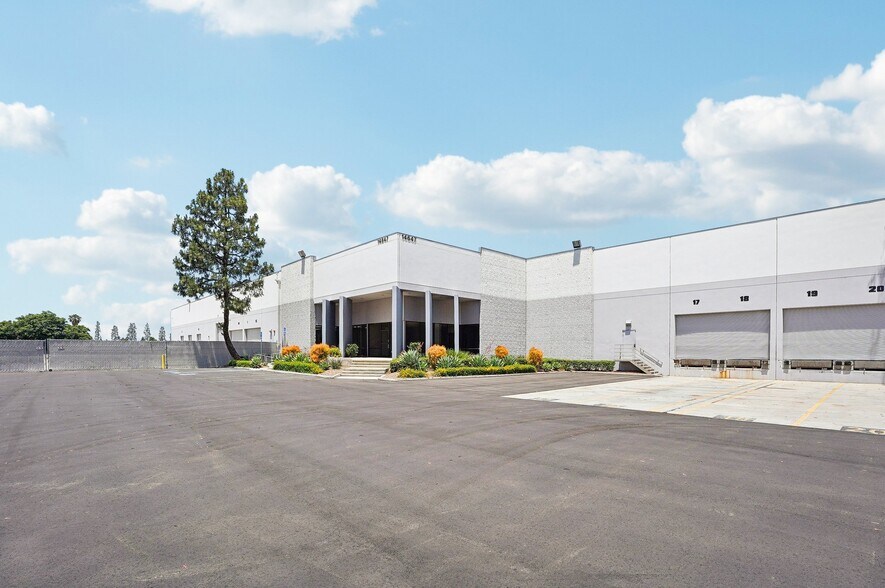 14647-14667 Northam St, La Mirada, CA à louer - Photo du bâtiment - Image 1 de 13