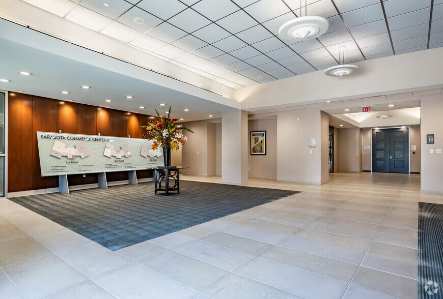 101 Paramount Dr, Sarasota, FL à louer - Hall d’entrée - Image 3 de 11