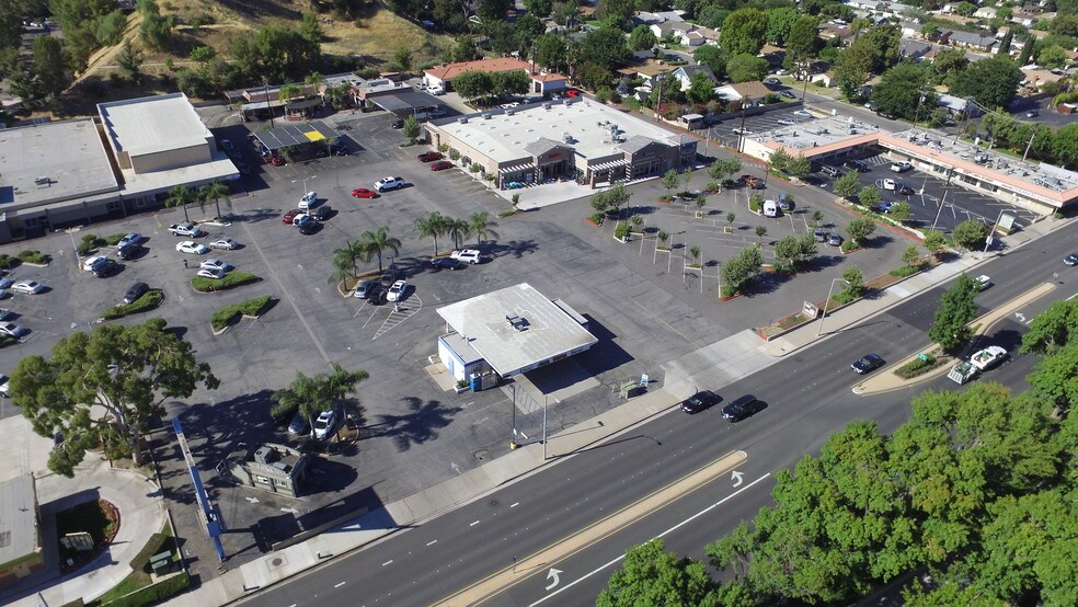 23718 Lyons Ave, Santa Clarita, CA à louer - Photo du bâtiment - Image 2 de 12