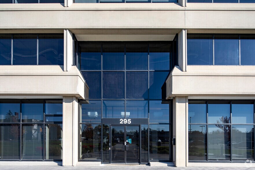 295 The West Mall, Toronto, ON à louer - Photo du bâtiment - Image 3 de 10