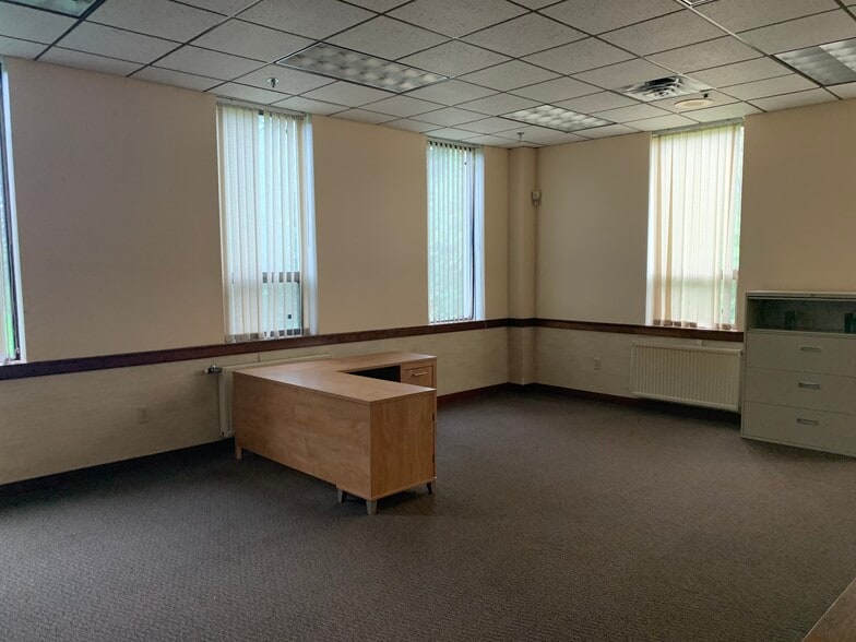 38 Pond Ln, Middlebury, VT for sale - Interior Photo - Image 3 of 9