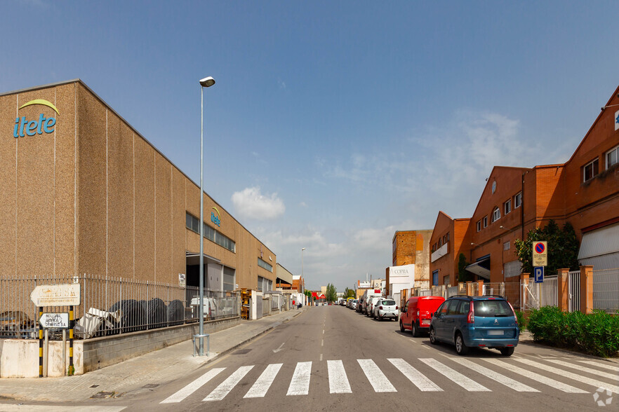 Carrer de la Mare de Déu de Montserrat, 3, Sant Joan Despí, Barcelona à louer - Photo du bâtiment - Image 3 de 5