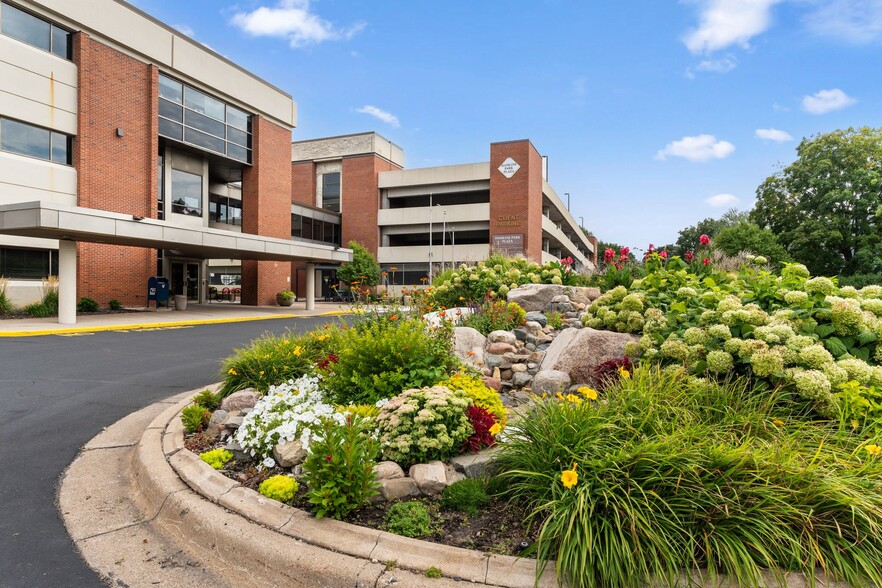 570 Asbury St, Saint Paul, MN for lease - Building Photo - Image 2 of 22