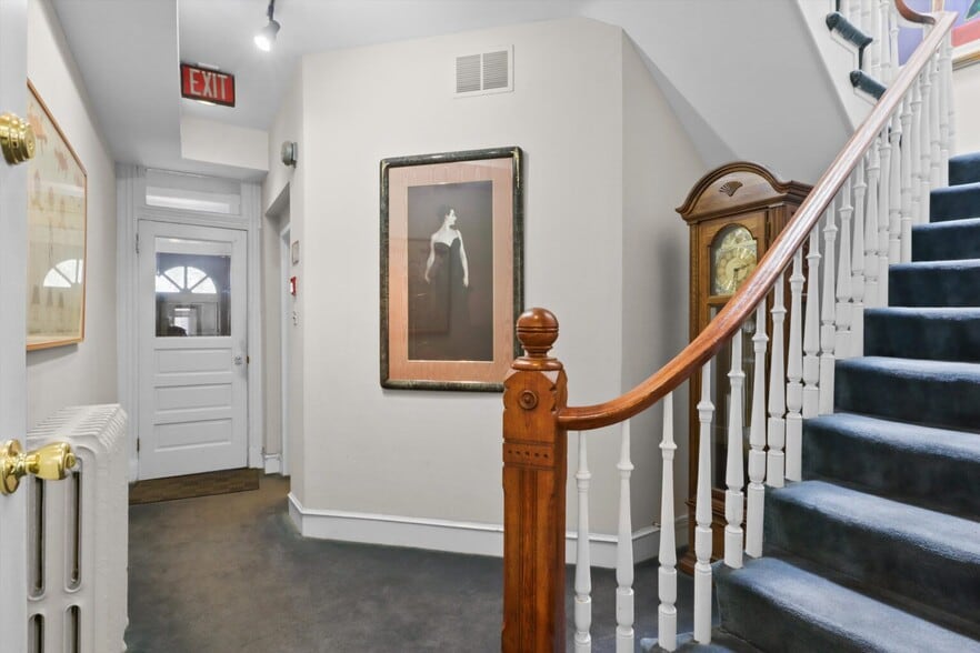 517 2nd St NE, Washington, DC à vendre - Hall d’entrée - Image 2 de 12