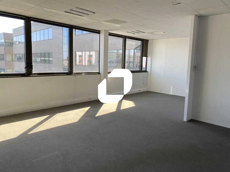 Office in Pessac for lease - Building Photo - Image 1 of 9