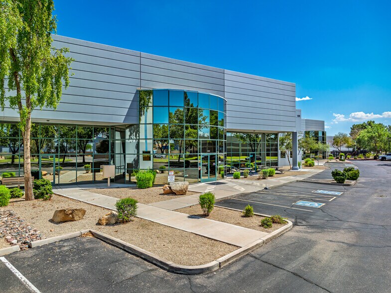 1395 N Fiesta Blvd, Gilbert, AZ à louer - Photo du bâtiment - Image 2 de 2