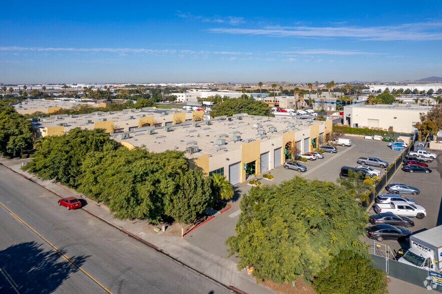 8684 Avenida De La Fuente, San Diego, CA à louer - Photo du bâtiment - Image 2 de 7