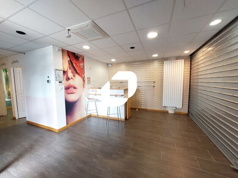 Retail in Élancourt for lease Interior Photo- Image 1 of 10