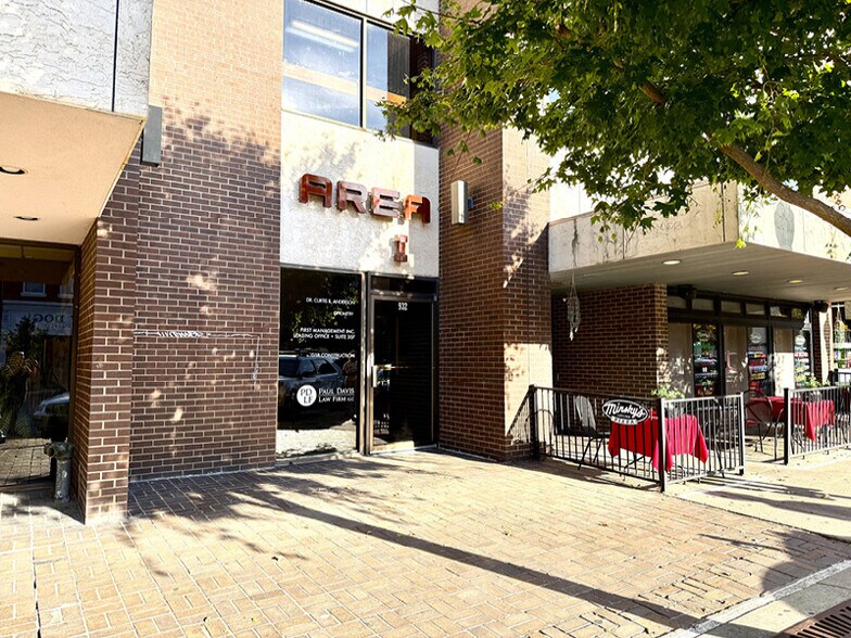 930-932 Massachusetts St, Lawrence, KS for lease - Primary Photo - Image 1 of 4