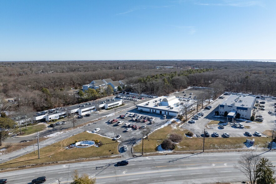 250 Patchogue Yaphank Rd, East Patchogue, NY à louer - Vidéo aérienne - Image 2 de 18