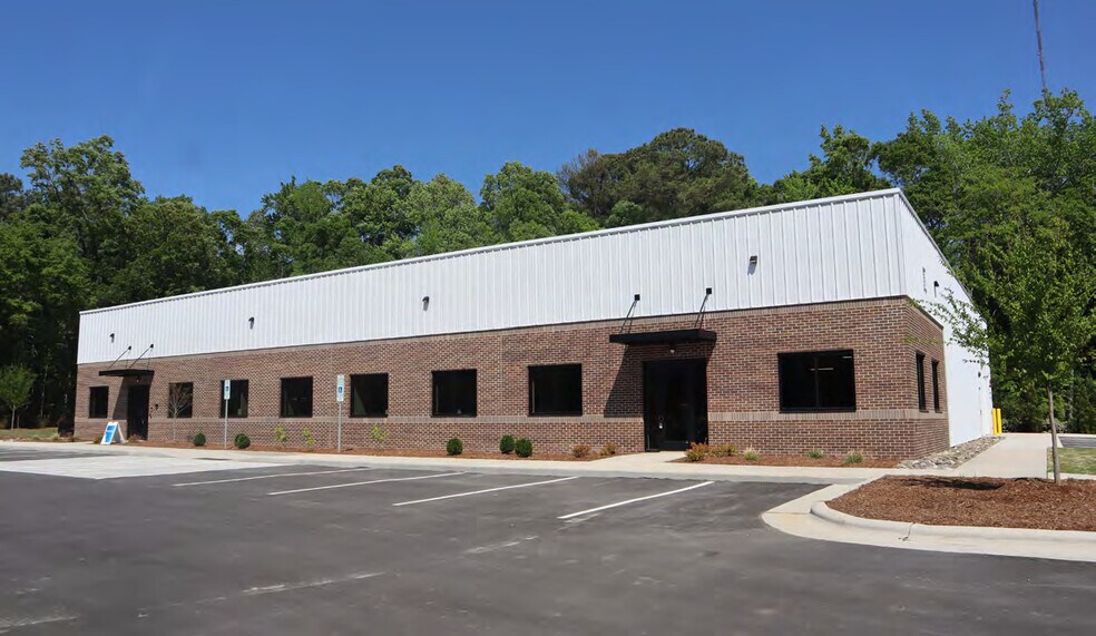 140 Spaceway Ct, Garner, NC à louer - Photo du bâtiment - Image 3 de 7