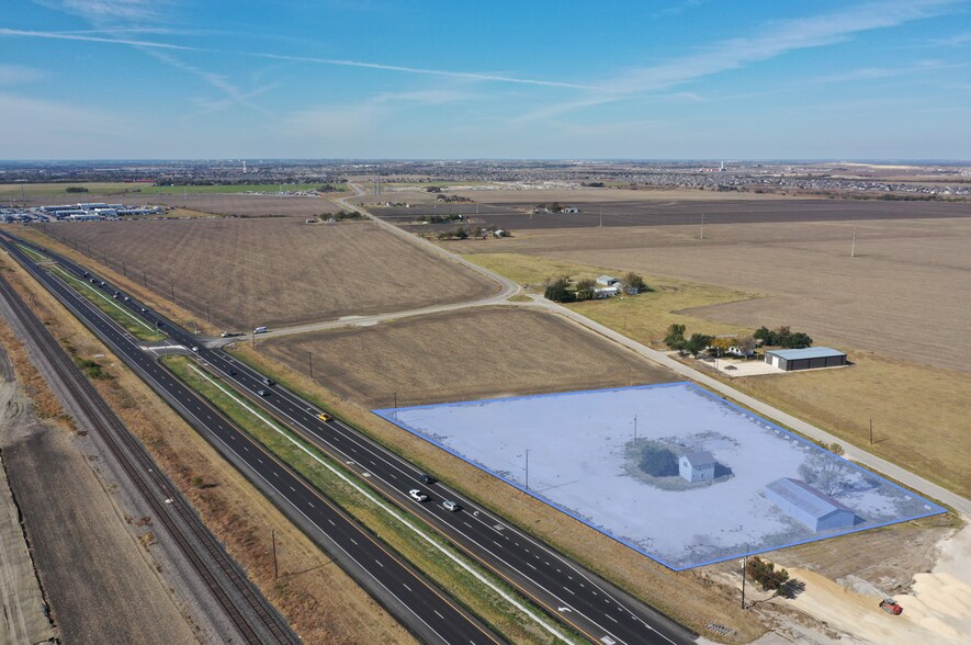 5860 Limmer Loop, Hutto, TX à louer - Photo du bâtiment - Image 3 de 4