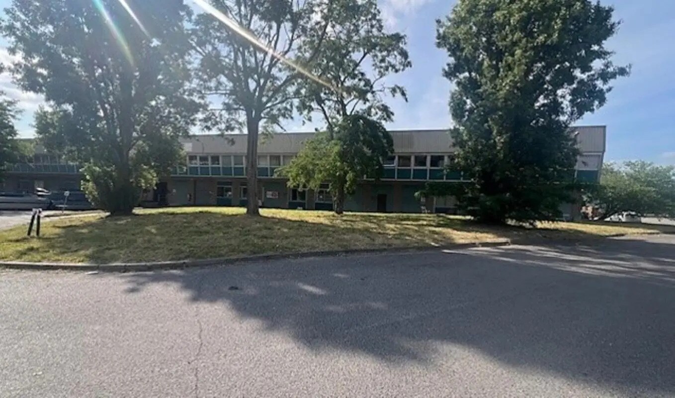 Industrial in Éragny for lease Building Photo- Image 1 of 12