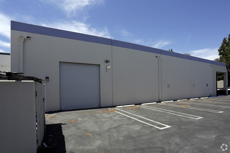 5672 Buckingham Dr, Huntington Beach, CA for lease - Building Photo - Image 2 of 4