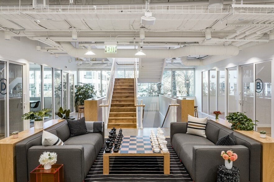 21255 Burbank Blvd, Woodland Hills, CA for lease - Interior Photo - Image 3 of 19