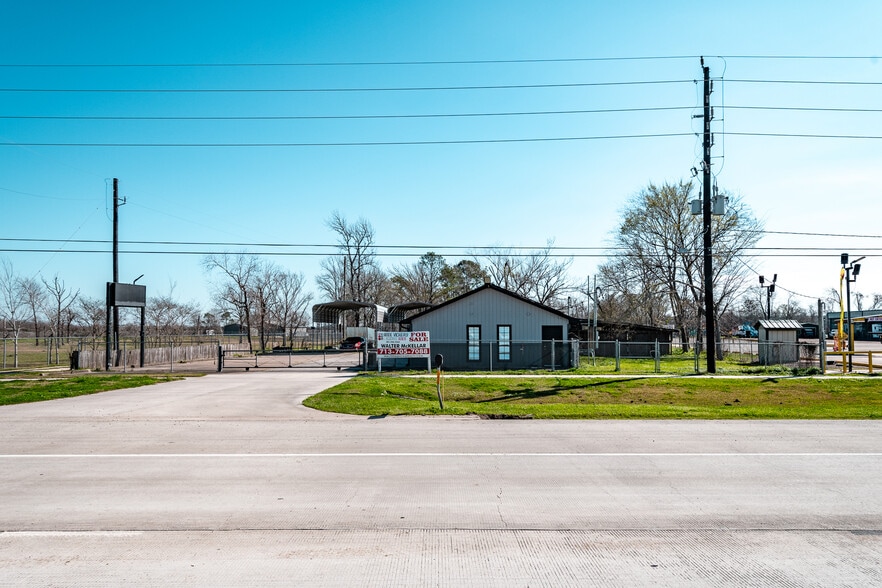 21014 FM 2100 Rd, Crosby, TX à vendre - Photo du bâtiment - Image 2 de 24