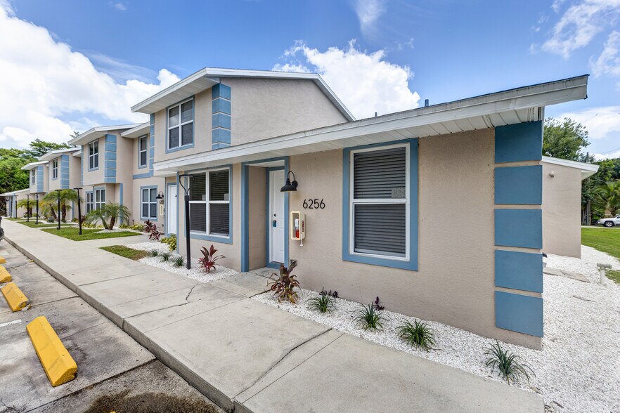6240 Rattlesnake Hammock Rd, Naples, FL à vendre - Photo du bâtiment - Image 3 de 50