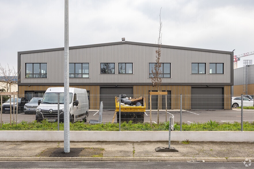 45 Rue Ampère, Chassieu à louer - Photo du bâtiment - Image 3 de 13