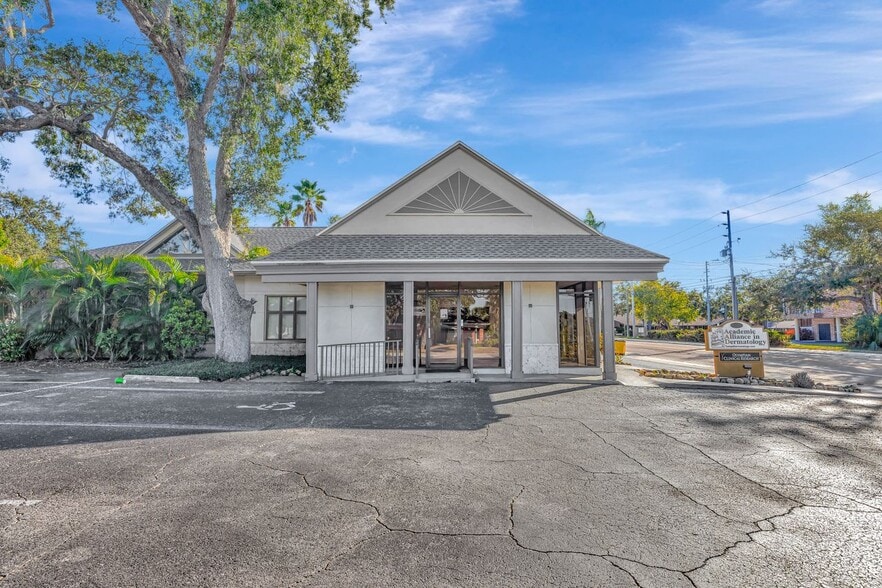 1201 S Myrtle Ave, Clearwater, FL for sale - Building Photo - Image 1 of 37