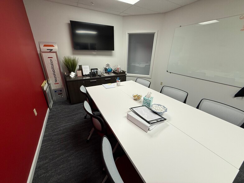 642 Newtown Yardley Rd, Newtown, PA à louer - Photo du bâtiment - Image 3 de 14